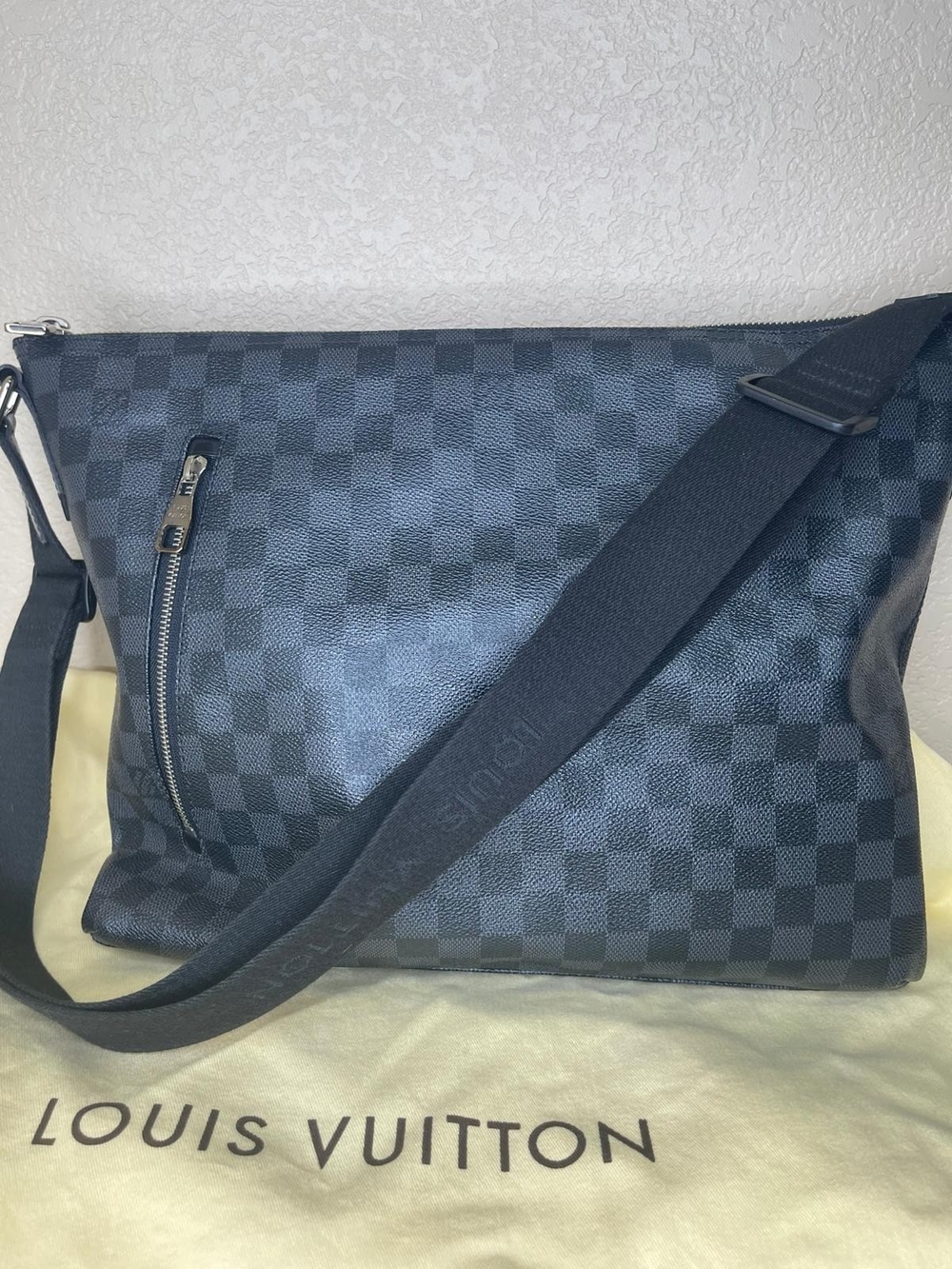 Louis Vuitton Damier Graphite Messenger Crossbody - Black